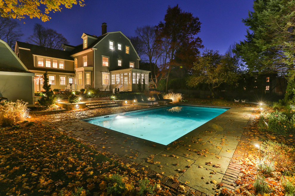 Стильный дизайн: большой прямоугольный бассейн на заднем дворе в классическом стиле с покрытием из каменной брусчатки - последний тренд