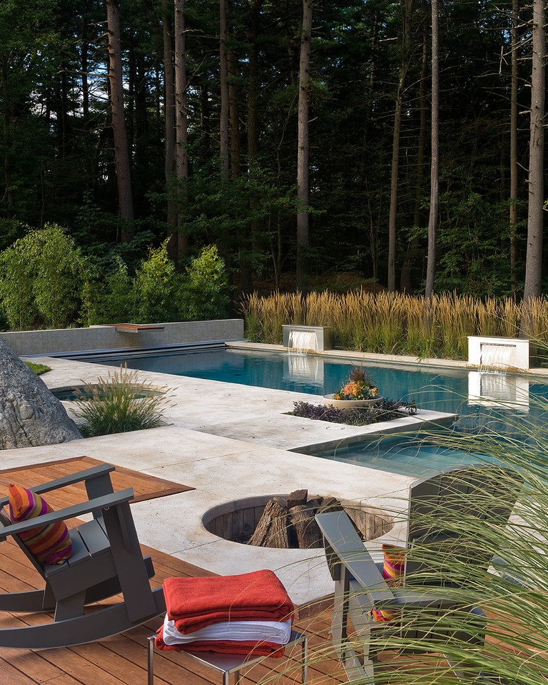 Источник вдохновения для домашнего уюта: большой спортивный, прямоугольный бассейн на заднем дворе в современном стиле с джакузи и покрытием из бетонных плит