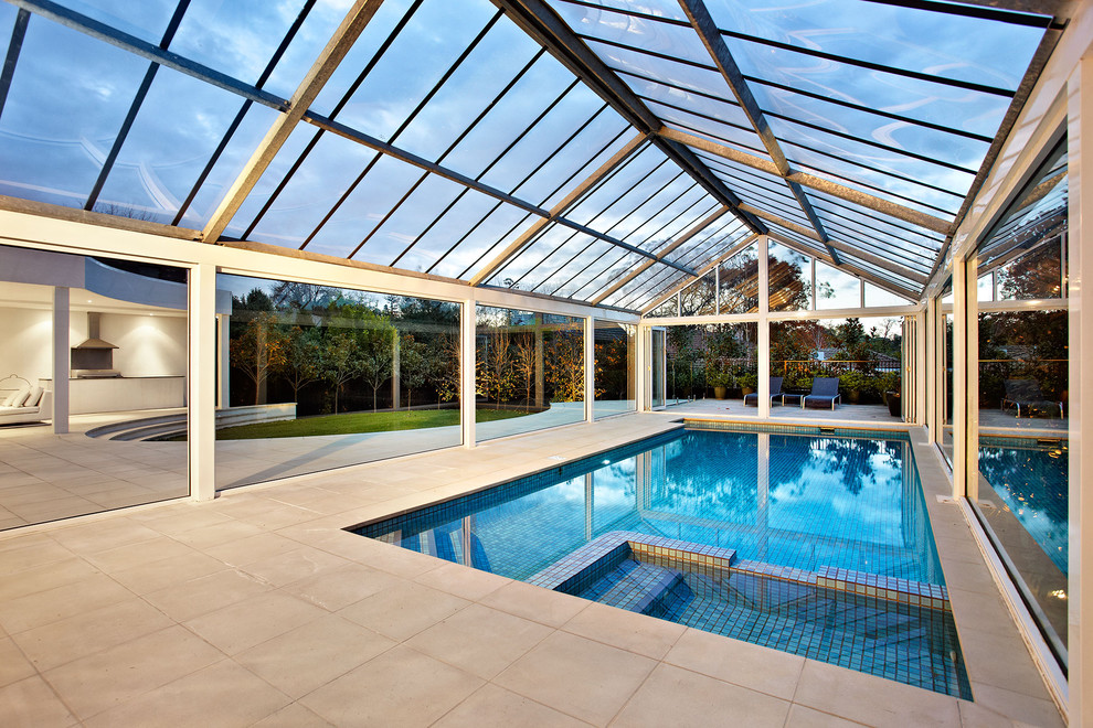 Idées déco pour une piscine intérieure contemporaine rectangle avec des pavés en béton et un bain bouillonnant.