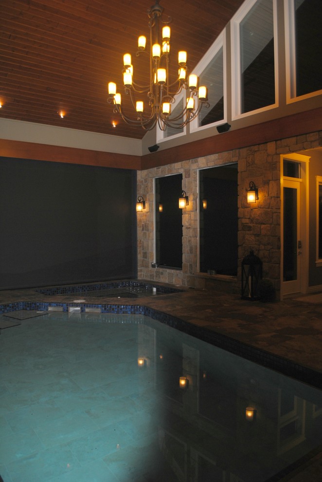 Ejemplo de piscinas y jacuzzis rústicos de tamaño medio interiores y a medida con adoquines de piedra natural