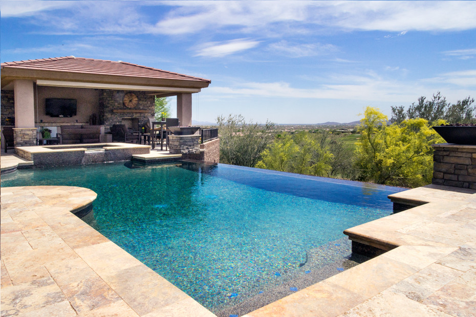Ispirazione per una piscina a sfioro infinito mediterranea personalizzata di medie dimensioni e dietro casa con una dépendance a bordo piscina e pavimentazioni in pietra naturale