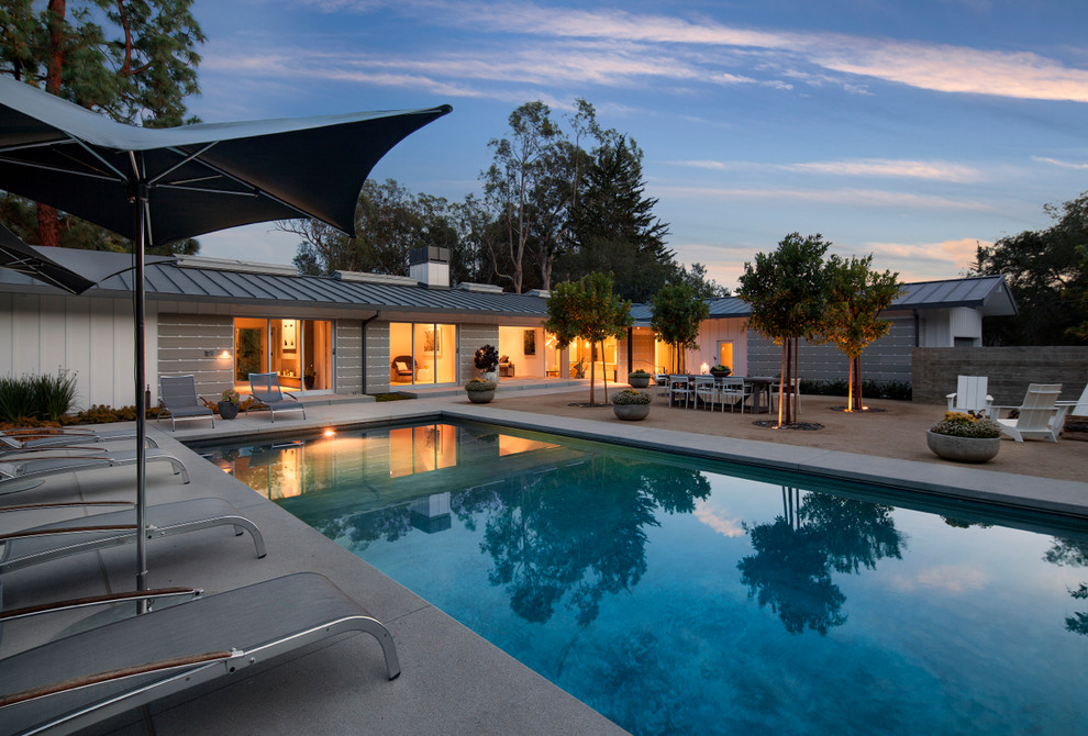 Großes Retro Sportbecken hinter dem Haus in rechteckiger Form mit Betonboden in Santa Barbara