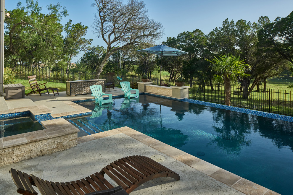 Ejemplo de piscinas y jacuzzis infinitos, tradicionales renovados, en patio trasero