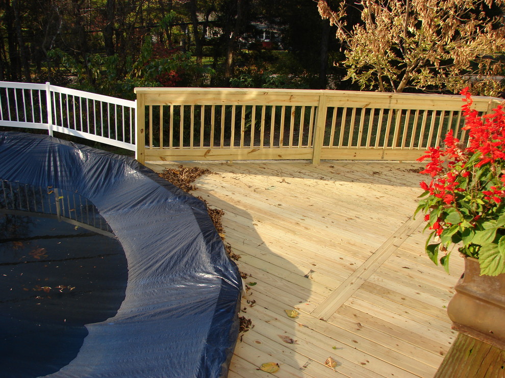 Foto de piscina elevada actual pequeña redondeada en patio trasero con entablado