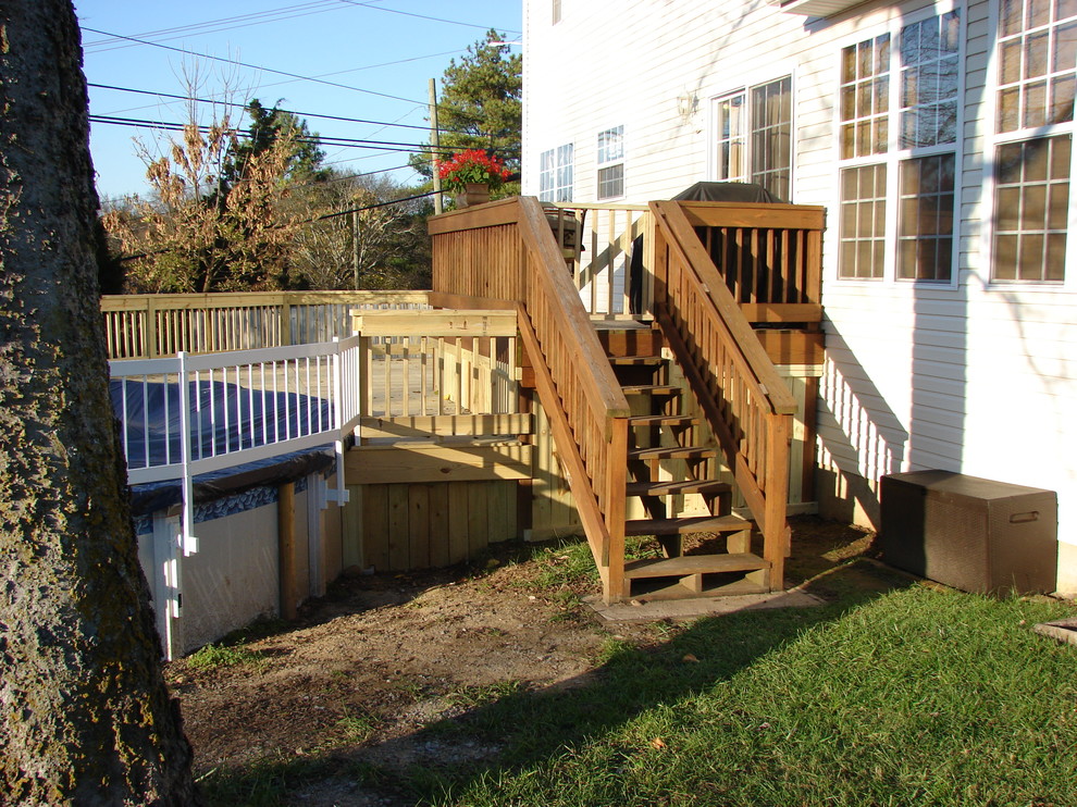 Cette photo montre une petite piscine hors-sol et arrière tendance ronde avec une terrasse en bois.