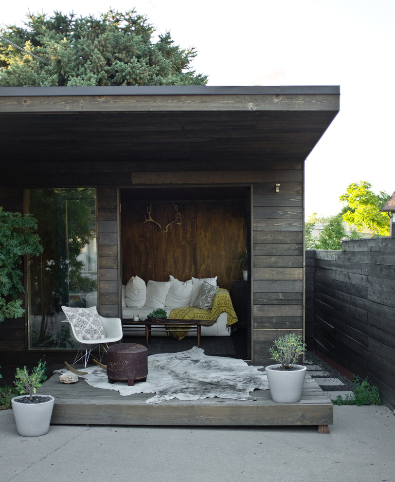 Imagen de casa de la piscina y piscina alargada contemporánea de tamaño medio a medida en patio trasero con losas de hormigón