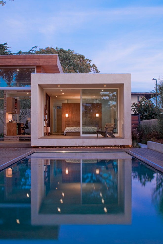 Источник вдохновения для домашнего уюта: спортивный, прямоугольный бассейн на заднем дворе в современном стиле с настилом