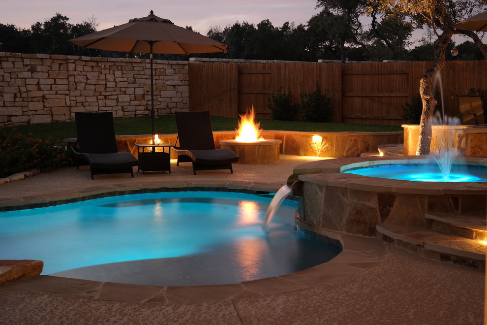 Imagen de piscinas y jacuzzis naturales clásicos de tamaño medio a medida en patio trasero con suelo de hormigón estampado