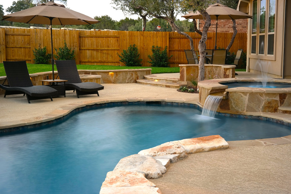 Foto de piscinas y jacuzzis naturales clásicos de tamaño medio a medida en patio trasero con suelo de hormigón estampado