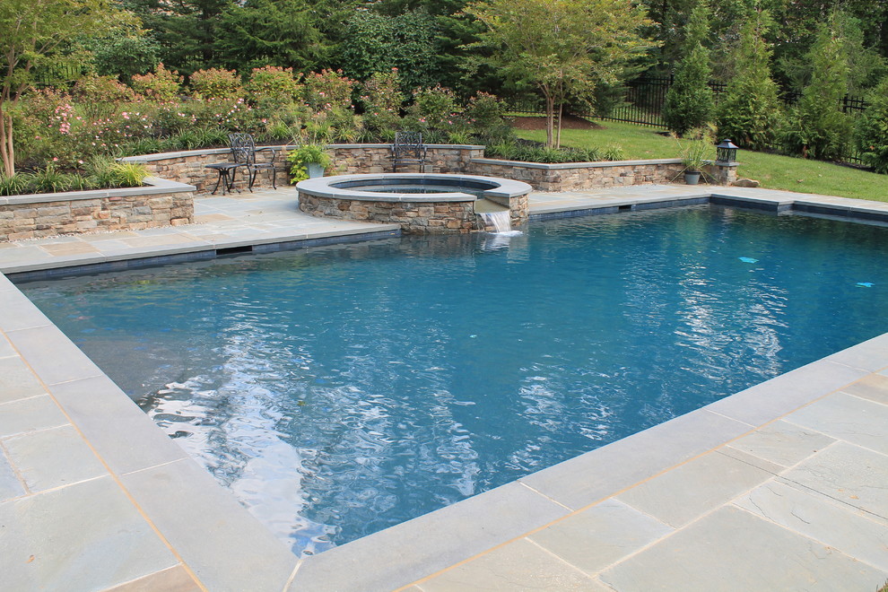 Inspiration för en vintage rektangulär pool, med naturstensplattor