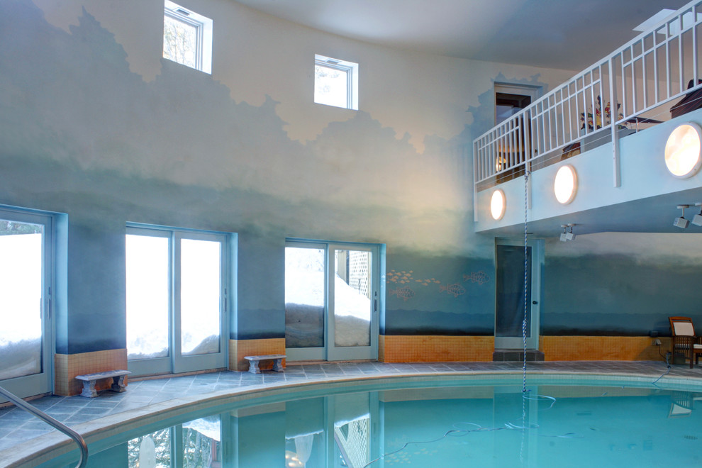 Стильный дизайн: огромный бассейн произвольной формы в доме в морском стиле с домиком у бассейна - последний тренд