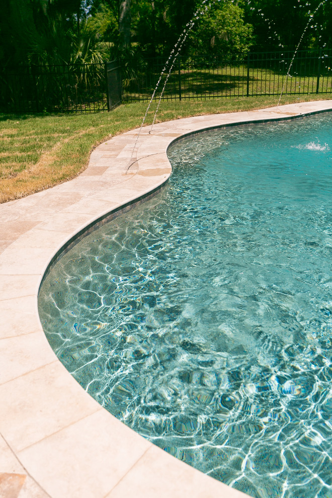 Exemple d'une piscine arrière tendance en forme de haricot de taille moyenne.