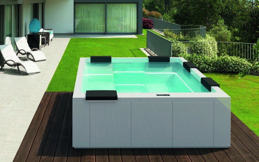 Идея дизайна: огромный прямоугольный, наземный бассейн на заднем дворе в стиле модернизм с джакузи