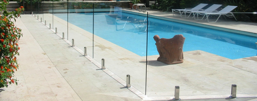 Medium sized modern back rectangular lengths swimming pool in Los Angeles.