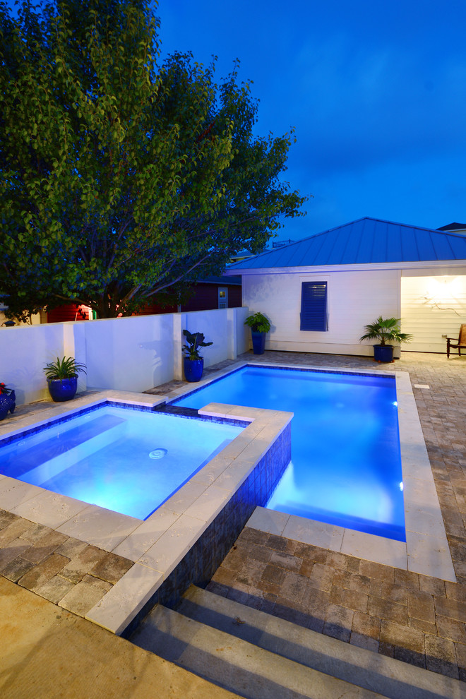 На фото: прямоугольный бассейн на заднем дворе в стиле неоклассика (современная классика) с мощением клинкерной брусчаткой
