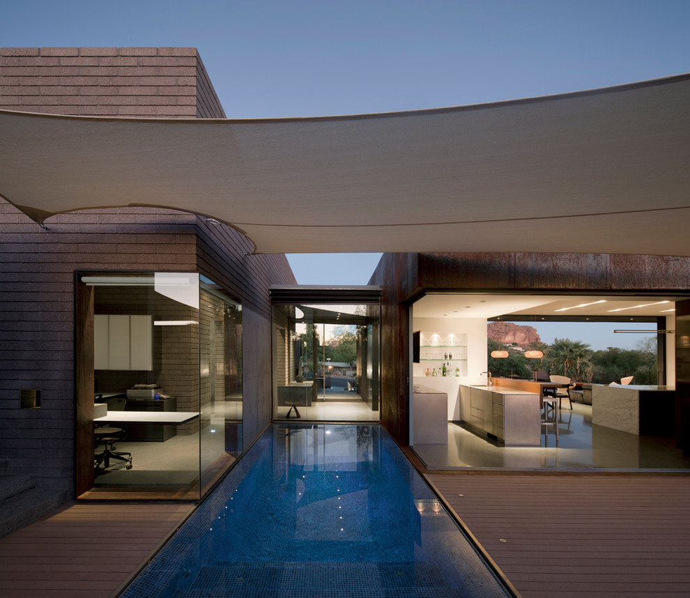 Стильный дизайн: большой прямоугольный бассейн-инфинити на заднем дворе в стиле модернизм с настилом и джакузи - последний тренд