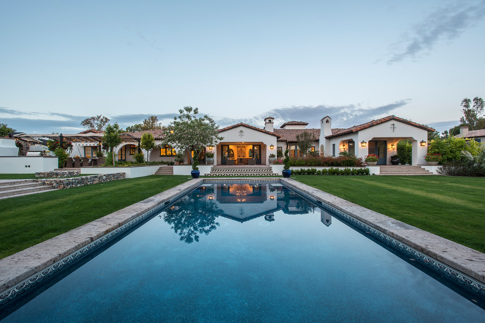 Foto de casa de la piscina y piscina alargada mediterránea grande rectangular en patio trasero con adoquines de piedra natural