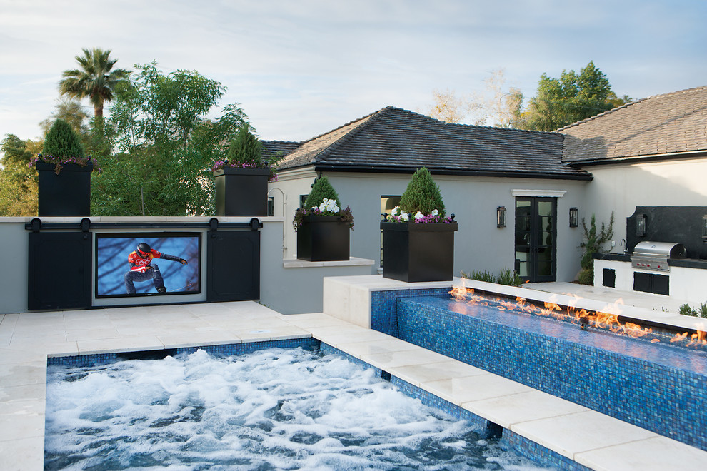 Foto de piscina con fuente alargada contemporánea de tamaño medio rectangular en patio trasero con adoquines de piedra natural