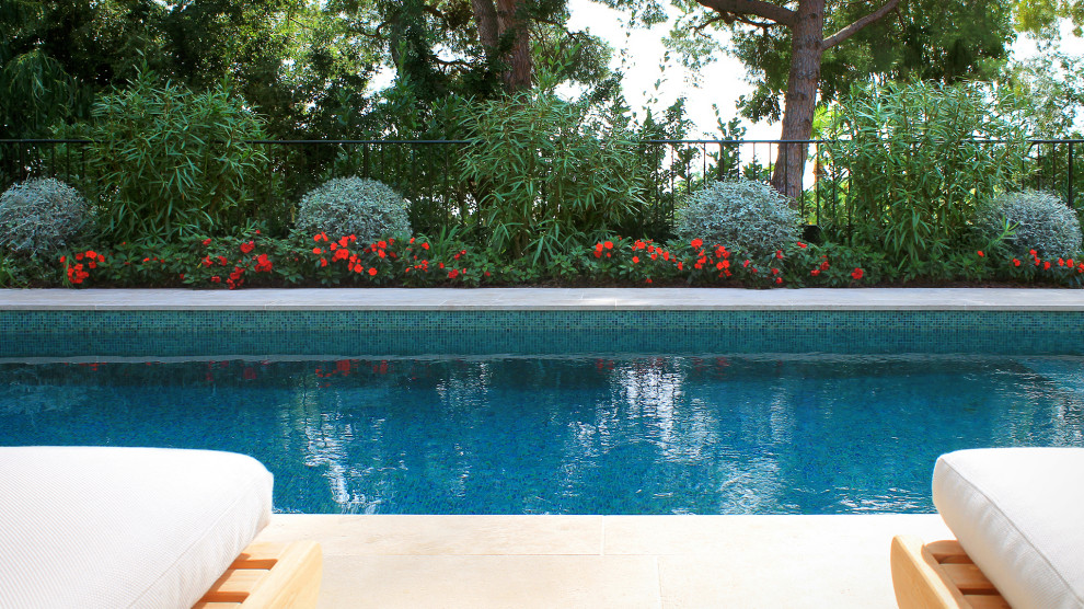 Imagen de piscina mediterránea con adoquines de piedra natural