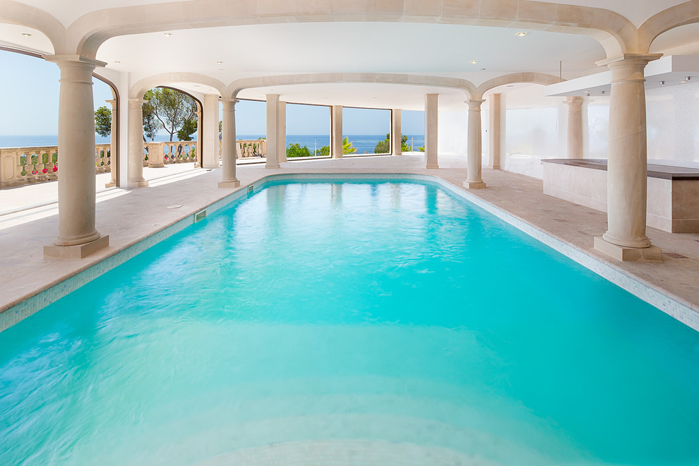 Imagen de casa de la piscina y piscina mediterránea grande rectangular y interior