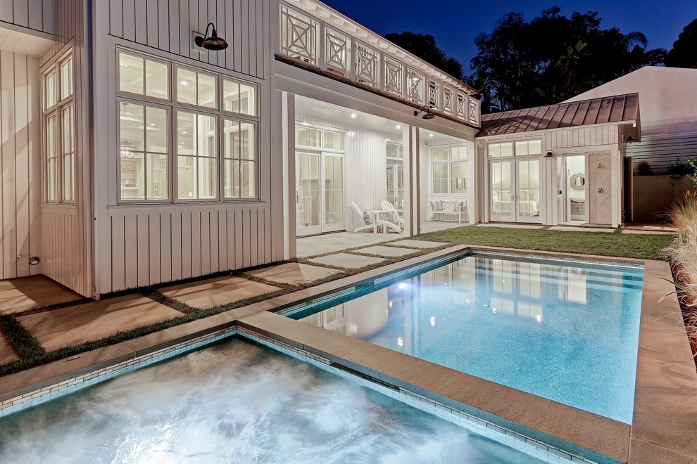 Стильный дизайн: большой прямоугольный бассейн на заднем дворе в стиле кантри с джакузи и мощением тротуарной плиткой - последний тренд