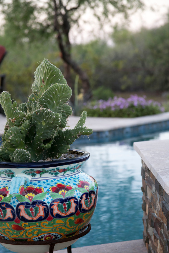 Ejemplo de piscinas y jacuzzis naturales de estilo americano grandes a medida en patio trasero con adoquines de hormigón