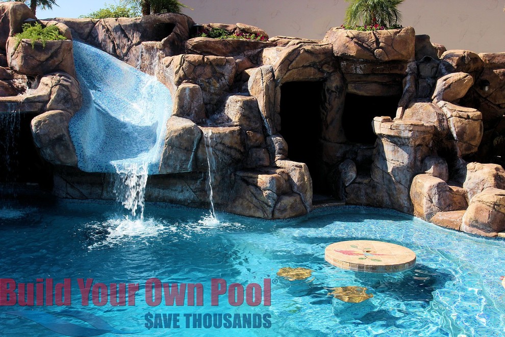 Idee per una piscina tropicale personalizzata dietro casa con pavimentazioni in pietra naturale