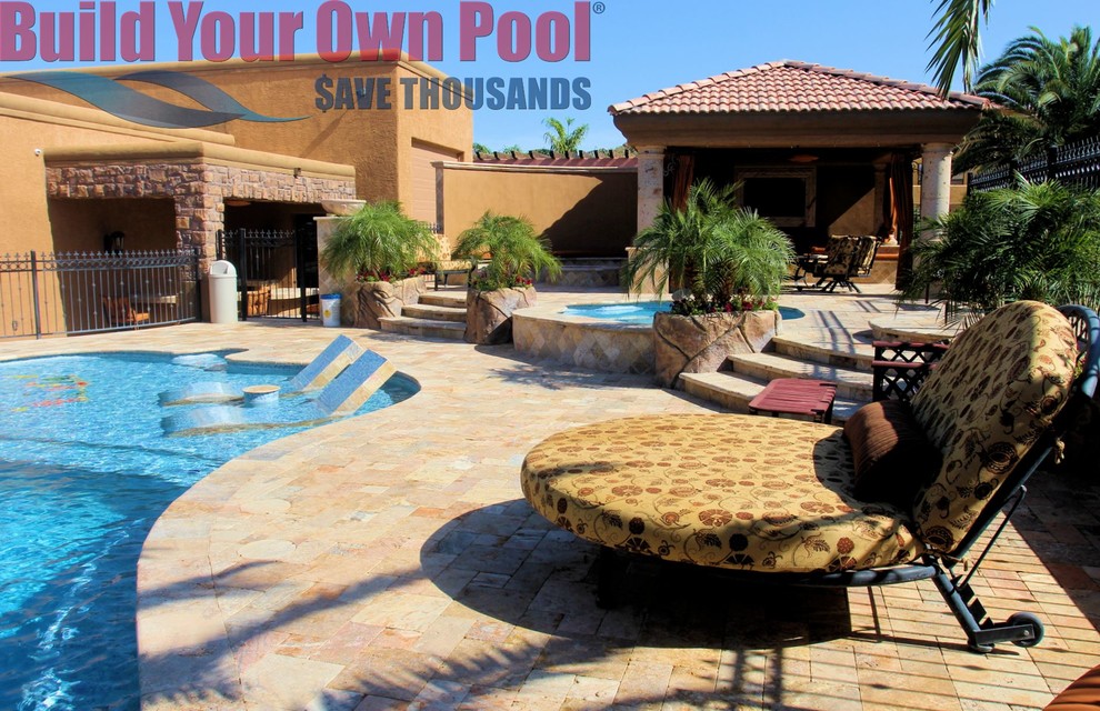 Esempio di una piscina tropicale personalizzata dietro casa con pavimentazioni in pietra naturale
