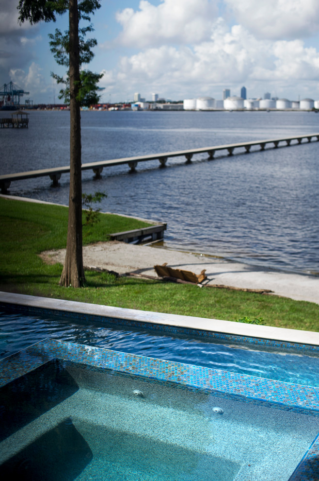 Mittelgroßer, Gefliester Klassischer Pool hinter dem Haus in individueller Form in Jacksonville