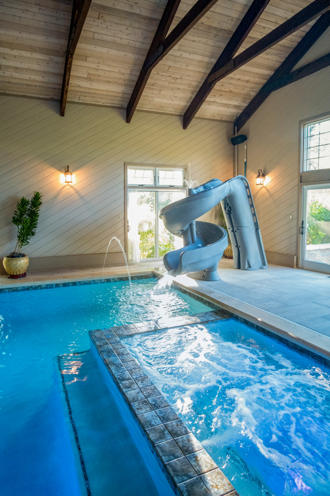 На фото: спортивный, прямоугольный бассейн среднего размера в доме в классическом стиле с домиком у бассейна и покрытием из каменной брусчатки