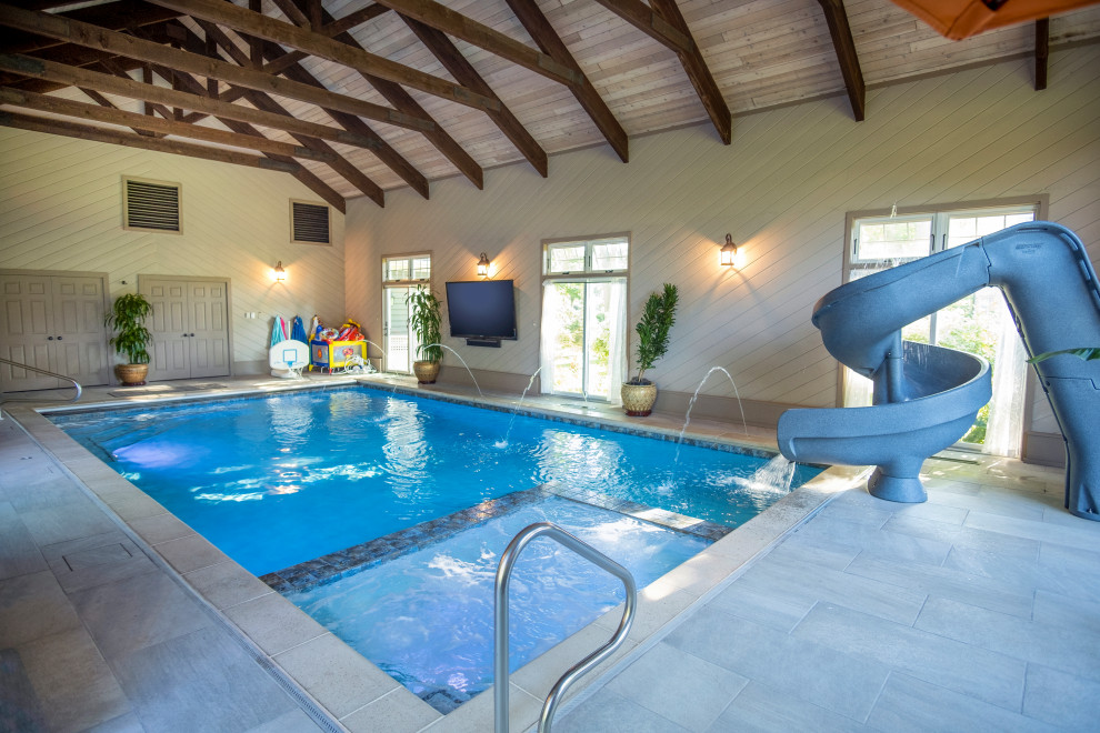 Immagine di una piscina coperta monocorsia chic rettangolare di medie dimensioni con una dépendance a bordo piscina e pavimentazioni in pietra naturale