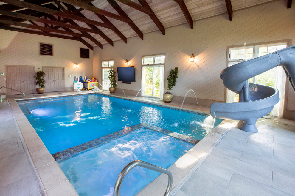 Foto di una piscina coperta monocorsia tradizionale rettangolare di medie dimensioni con una dépendance a bordo piscina e pavimentazioni in pietra naturale