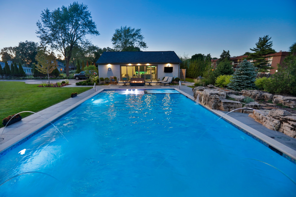 Источник вдохновения для домашнего уюта: спортивный, прямоугольный ландшафтный бассейн среднего размера на заднем дворе в классическом стиле с покрытием из каменной брусчатки