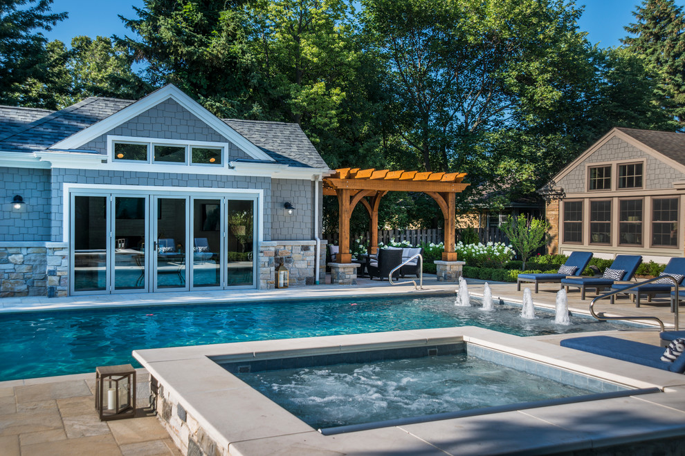 Стильный дизайн: спортивный, прямоугольный бассейн среднего размера на заднем дворе в классическом стиле с домиком у бассейна и мощением тротуарной плиткой - последний тренд