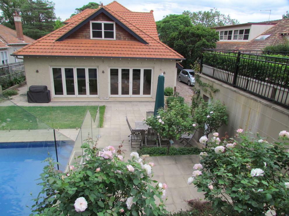Esempio di una grande piscina tradizionale rettangolare dietro casa con pavimentazioni in pietra naturale