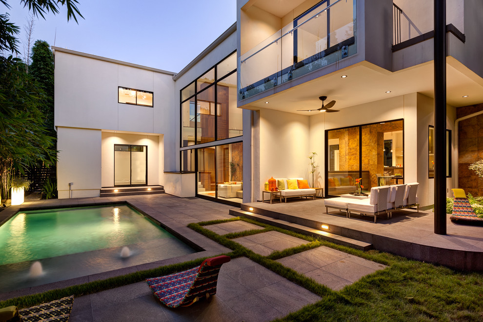 Стильный дизайн: бассейн среднего размера на заднем дворе в современном стиле - последний тренд