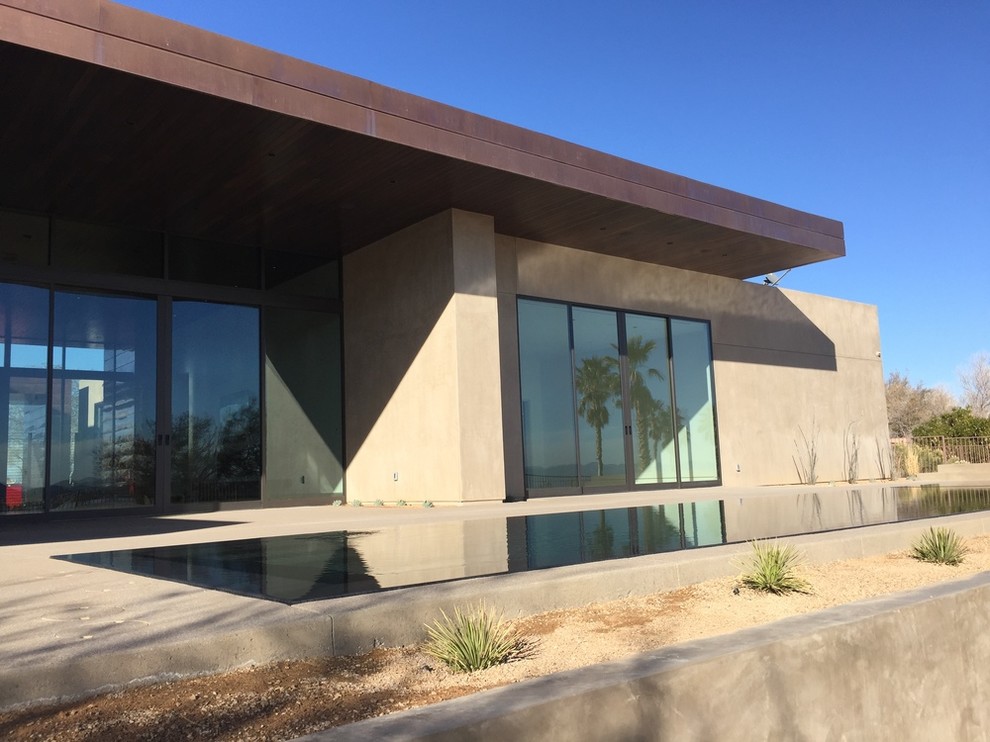 Großes Modernes Sportbecken hinter dem Haus in rechteckiger Form mit Betonplatten in Las Vegas