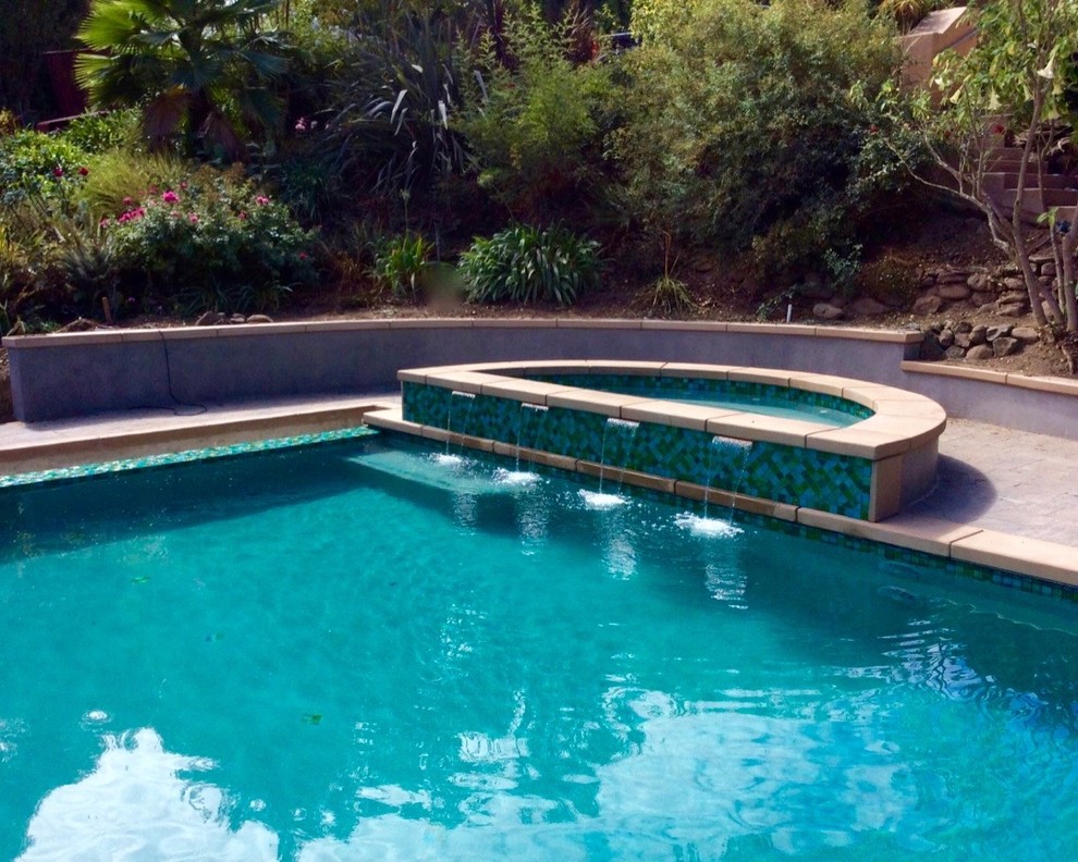 Foto de piscinas y jacuzzis contemporáneos grandes rectangulares con adoquines de hormigón