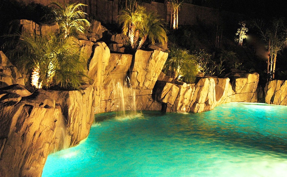 Diseño de piscina con fuente natural costera de tamaño medio a medida en patio trasero