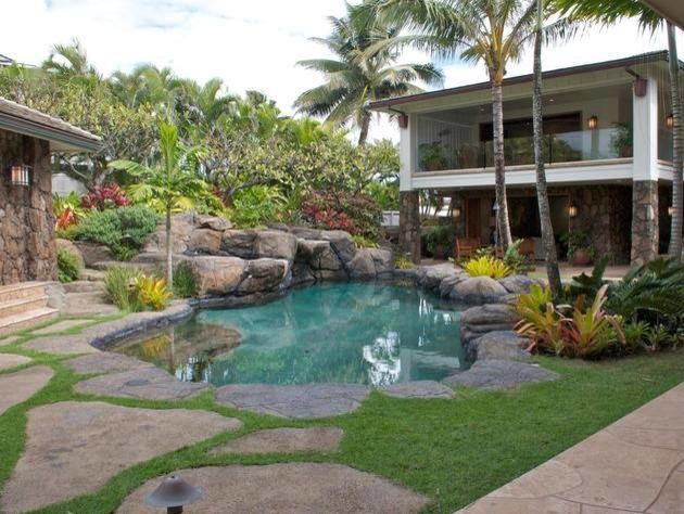 Foto di una piscina naturale tropicale personalizzata di medie dimensioni e dietro casa con fontane e pavimentazioni in pietra naturale