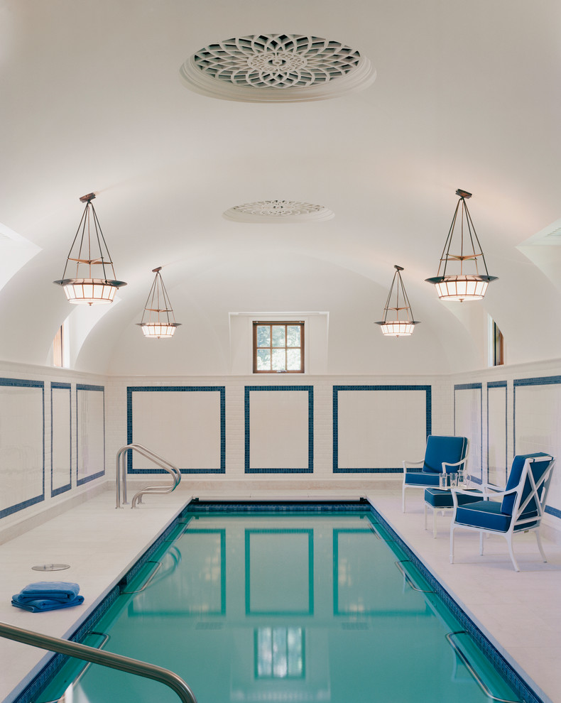 Aménagement d'une piscine intérieure classique.