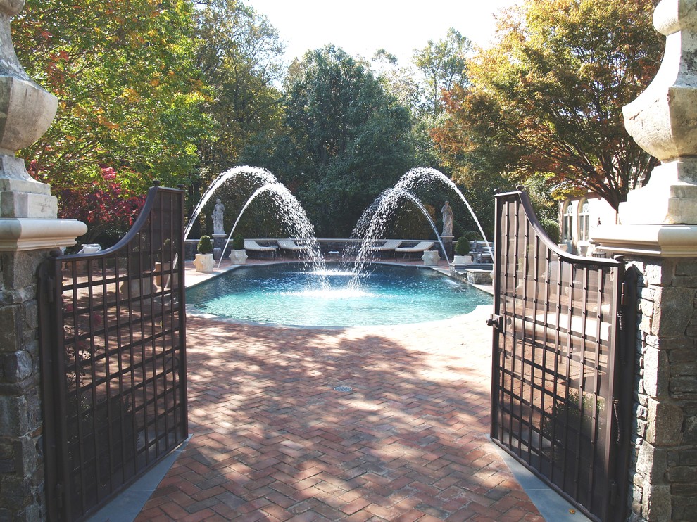 Immagine di una piscina classica con pavimentazioni in mattoni