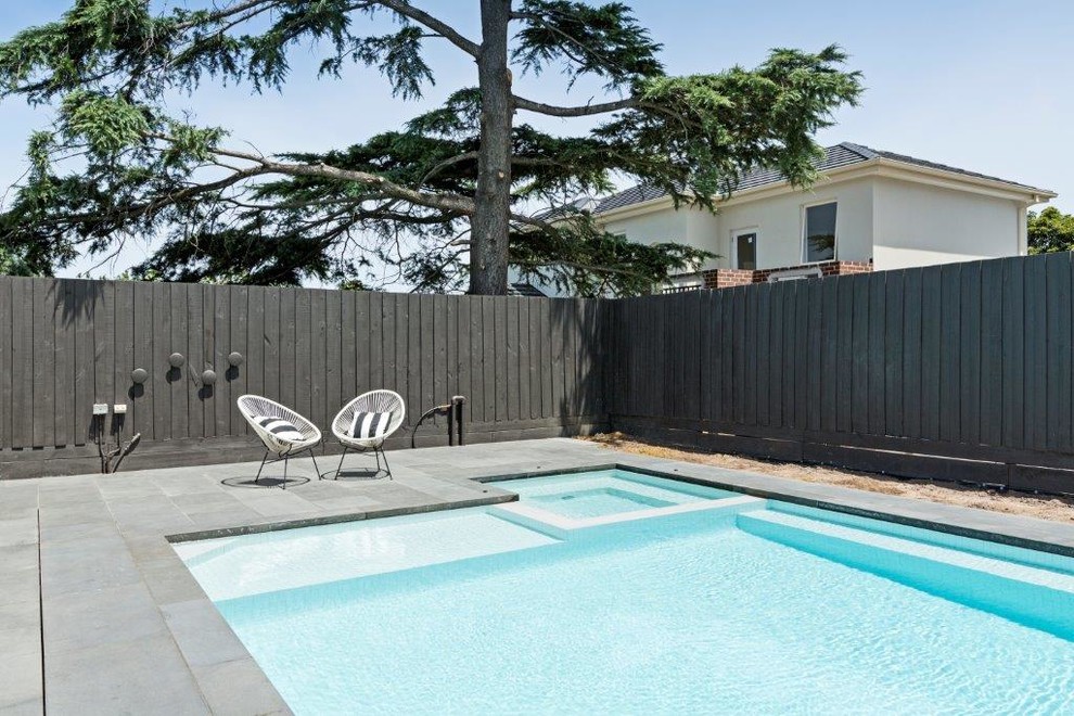 Стильный дизайн: маленький бассейн произвольной формы на заднем дворе в стиле модернизм с покрытием из каменной брусчатки для на участке и в саду - последний тренд