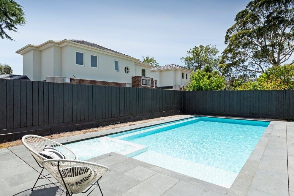 Idee per una piccola piscina moderna personalizzata dietro casa con pavimentazioni in pietra naturale