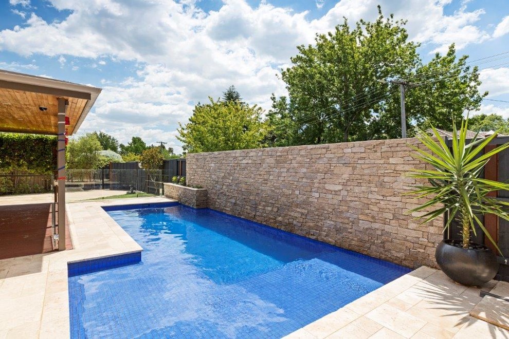 Foto di una piccola piscina mediterranea personalizzata nel cortile laterale con pavimentazioni in pietra naturale