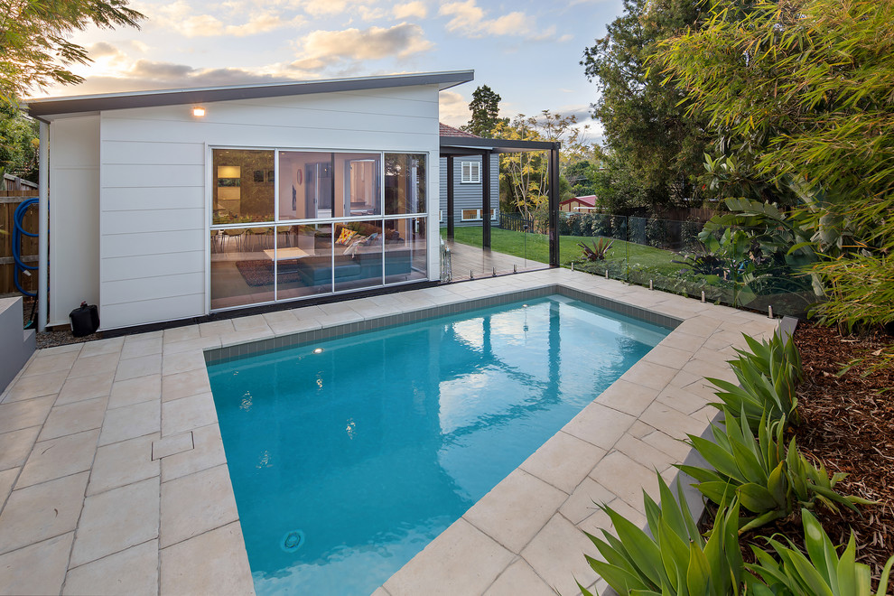 Pool - contemporary pool idea in Brisbane