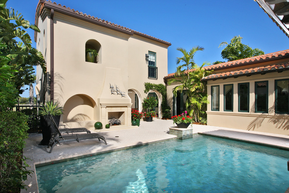 マイアミにある地中海スタイルのおしゃれな中庭プールの写真