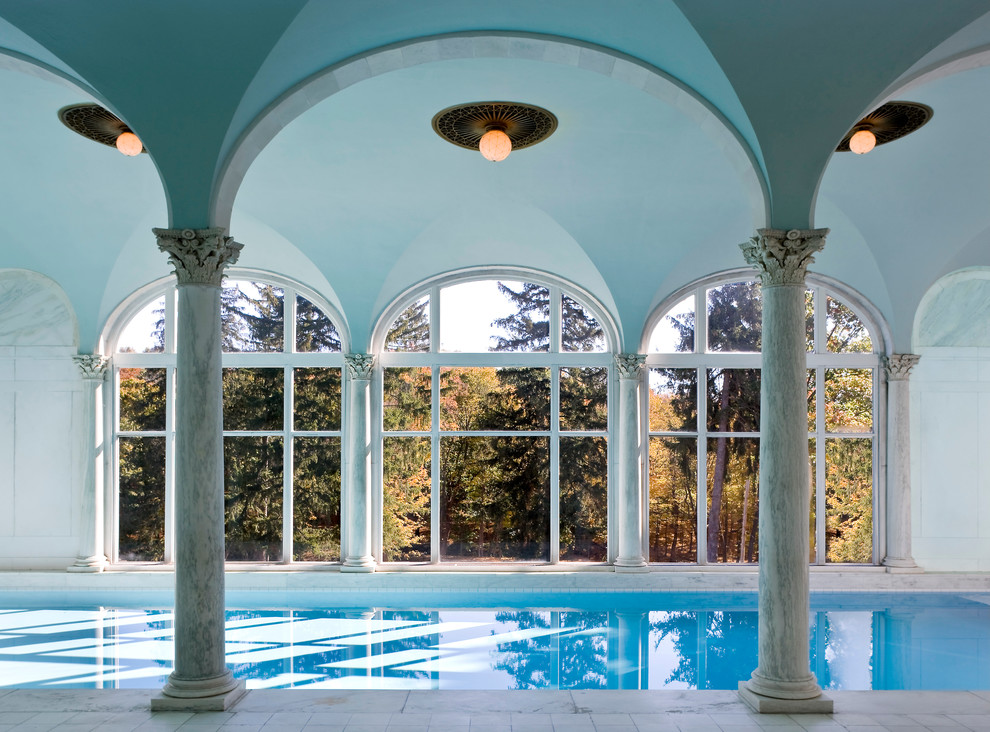 Esempio di una piscina coperta classica rettangolare con piastrelle