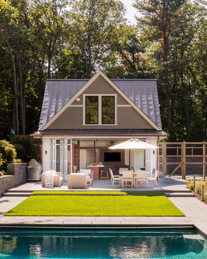Стильный дизайн: большой естественный, прямоугольный бассейн на заднем дворе в современном стиле с домиком у бассейна и покрытием из каменной брусчатки - последний тренд