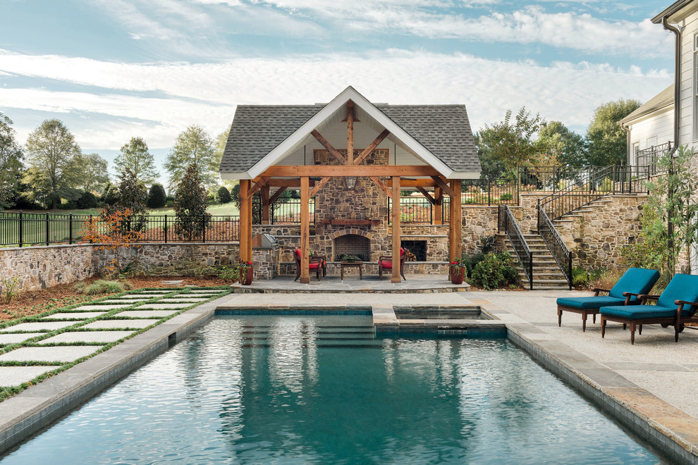 Esempio di una piscina classica rettangolare di medie dimensioni e dietro casa